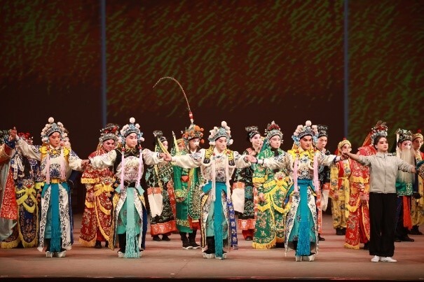 京劇團《飛虎將軍》演出結束時，由趙揚強老師攜手四位新生代京劇演員一同謝幕。